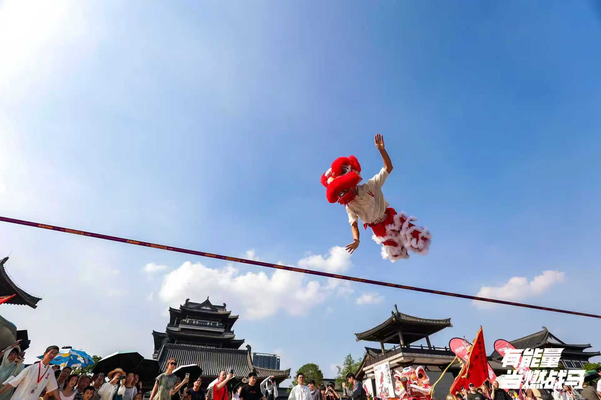 戰(zhàn)馬新裝亮相第九屆廣州青少年醒獅表演賽 戰(zhàn)馬新裝亮相第九屆廣州青少年醒獅表演賽