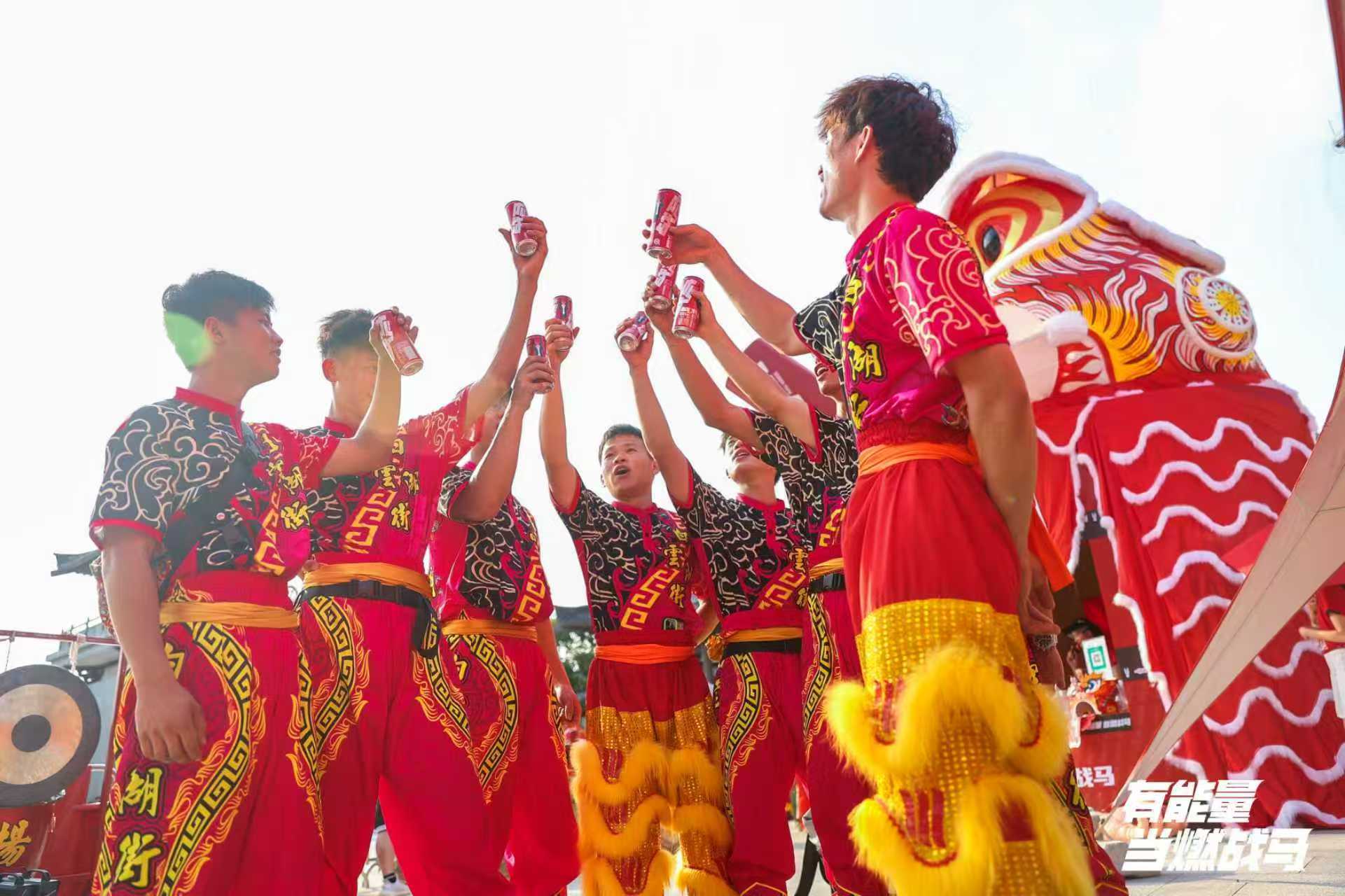 戰(zhàn)馬新裝亮相第九屆廣州青少年醒獅表演賽 戰(zhàn)馬新裝亮相第九屆廣州青少年醒獅表演賽